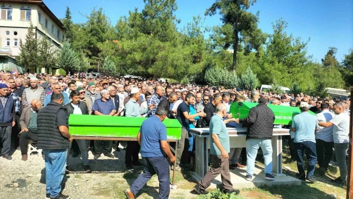 D&uuml;ğ&uuml;n evini cenaze evine &ccedil;eviren kazada vefat edenler toprağa verildi
