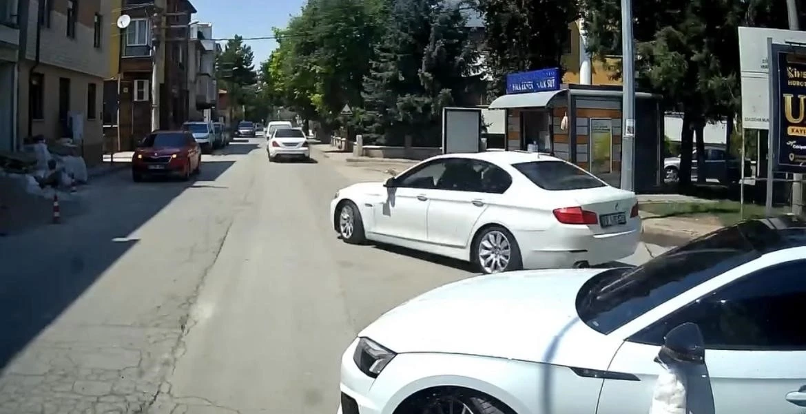 Düğün konvoyu için yol kesti, trafiği felç etti
