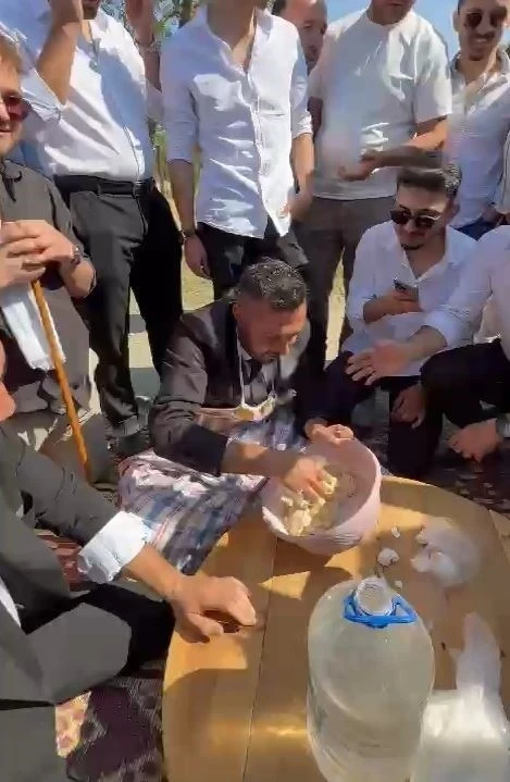 Düğün konvoyunda damada hamur yoğurttular
