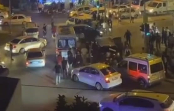 D&uuml;ğ&uuml;n konvoyunda gelin arabasının &ouml;n&uuml;n&uuml; kesen &ccedil;ocuk ağır yaralı
