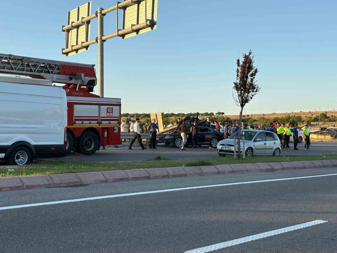 D&uuml;ğ&uuml;n konvoyundaki otomobil bariyerlere &ccedil;arptı: 1 &ouml;l&uuml;, 3 yaralı
