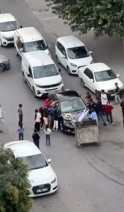 Düğün konvoyunun önünü çöp konteyneri ile kestiler, zarfı alınca yol verdiler
