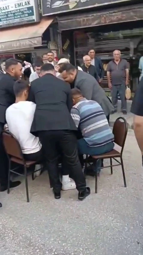 Düğün konvoyunun önünü kesip tavla oynadılar
