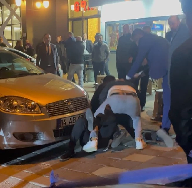 D&uuml;ğ&uuml;n salonunda ortalık karıştı: Tekme tokat kavga ettiler
