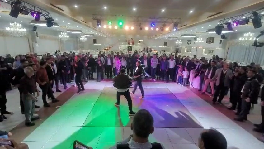 Düğünde acı veren oyun: Urganlarla birbirlerinin sırtına vurdular

