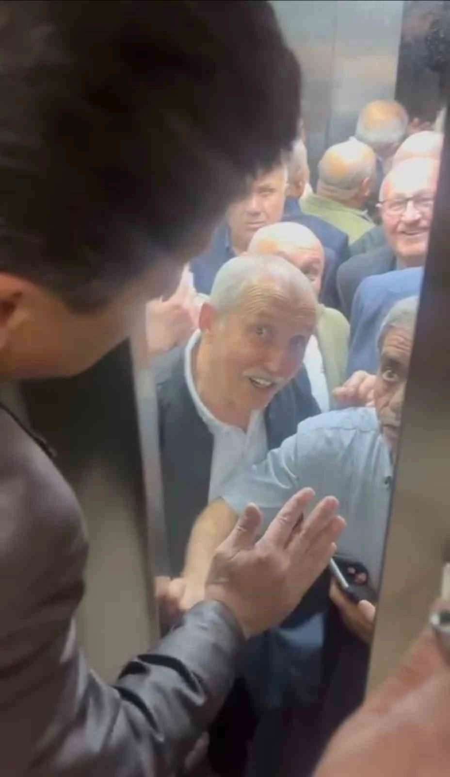 Düğüne gelen davetliler asansöre 10 kişi binince mahsur kaldılar.
