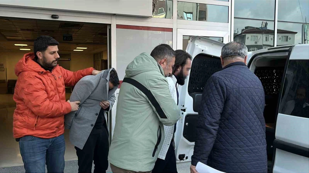 D&uuml;kkan sahibini bı&ccedil;aklayan kiracı ve arkadaşı adliyeye sevk edildi
