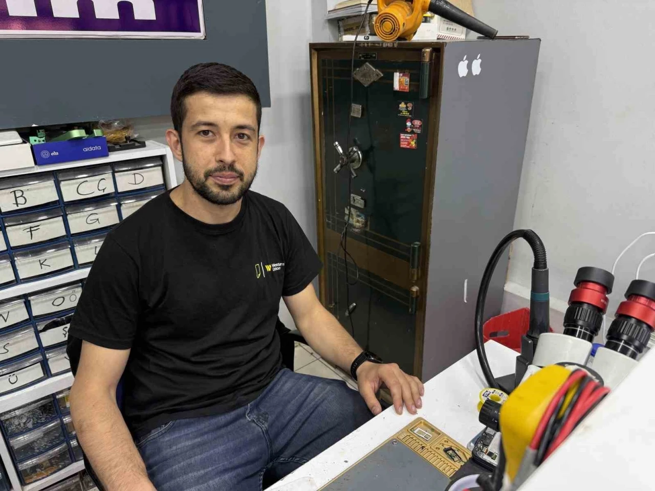 Duman çıkan bataryaları suyla söndürmeye çalıştı
