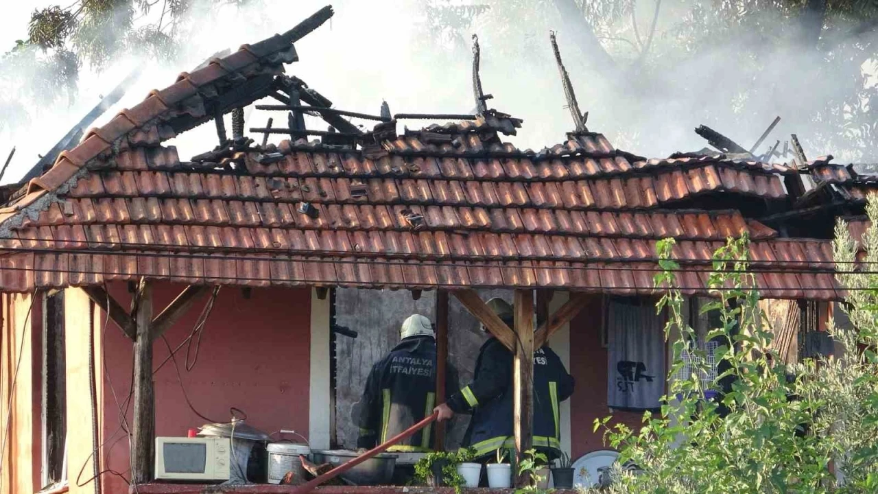 Dumanları fark edince 2 torununu da alarak çıktı, evinin üst katı küle döndü
