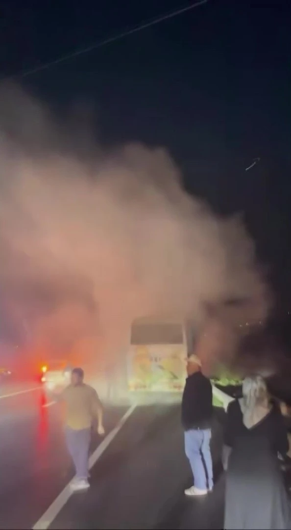 Dumanların yükseldiği yolcu midibüsündeki yangını muhtar ve vatandaşlar önledi
