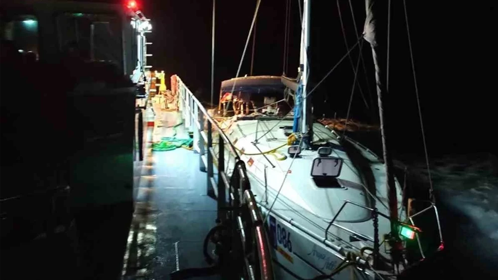 Dümen arızası yapan yelkenli tekne kurtarıldı