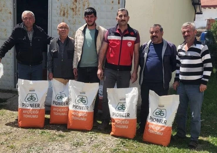 Dumlupınar’da çiftçilere yüzde 75 hibeli yağlık ay çiçeği ve fasulye tohumu dağıtıldı
