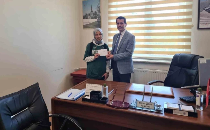 Dumlupınar&rsquo;da kompozisyon yarışmasında dereceye giren &ouml;ğrenciler &ouml;d&uuml;llendirildi
