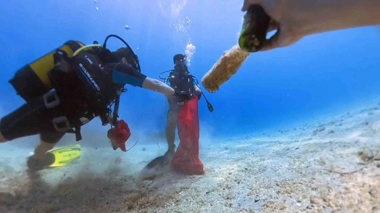 Dünya Çevre Gününde deniz dibinden 2 saatte 20 ton çöp toplandı
