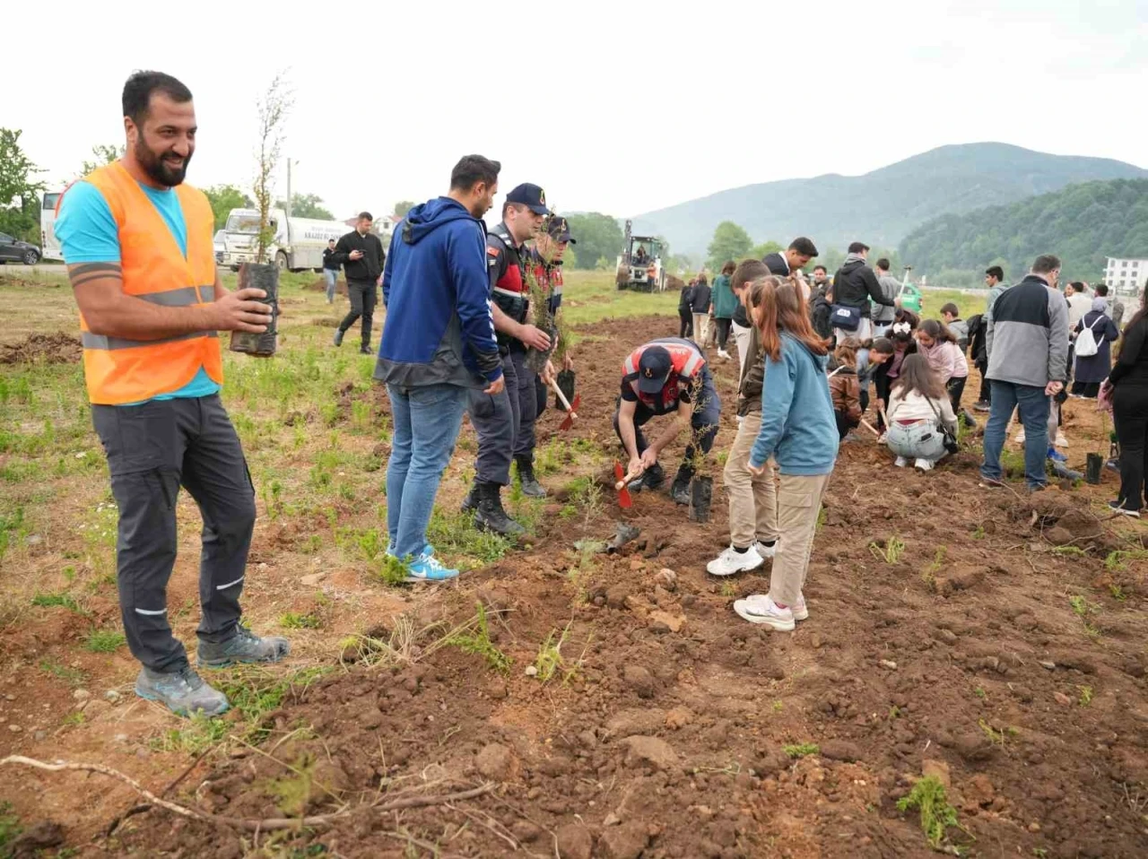 Dünya iklim gününde fidan diktiler
