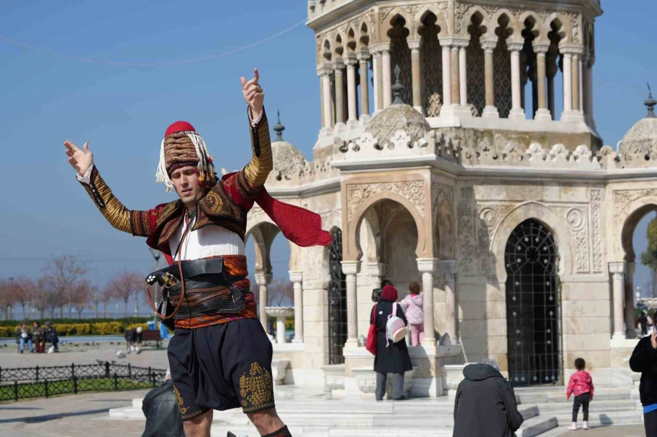 D&uuml;nya meydanlarında bir &rsquo;Efe&rsquo;: Ege&rsquo;nin zeybeğini Avrupa&rsquo;ya taşıdı

