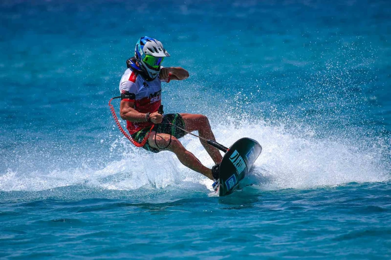 Dünya Motosurf Şampiyonası Çeşme’de renkli görüntülerle start aldı

