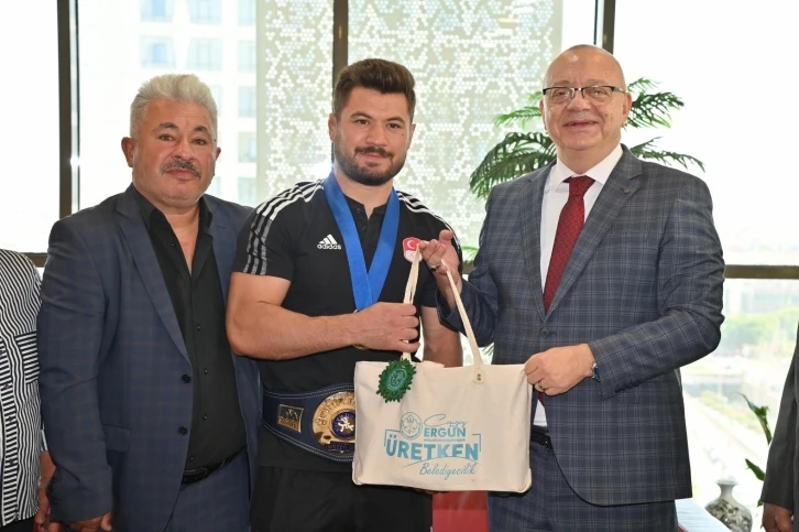 D&uuml;nya şampiyonu Ali Cengiz&rsquo;den, Başkan Erg&uuml;n&rsquo;e ziyaret
