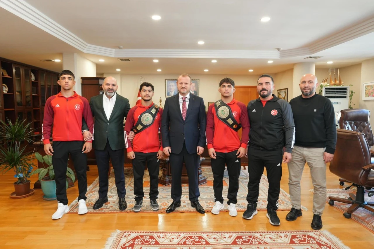 Dünya şampiyonu güreşçilerden RTÜK’e ziyaret