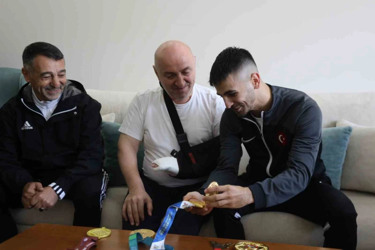 Dünya şampiyonu milli karateci Şamdan’dan Başkan Bıyık’a "madalyalı" ziyaret
