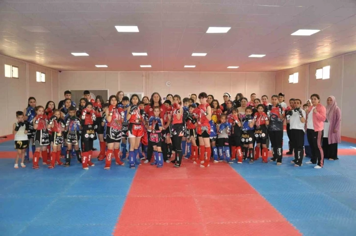 Dünya şampiyonu Muay Thai sporcular anneleriyle müsabakalara hazırlanıyor
