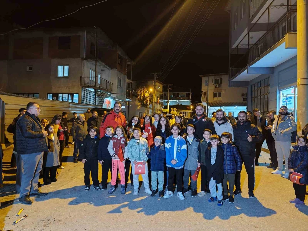 Dünya şampiyonu Zehra’yı mahalle sakinleri törenle karşıladı
