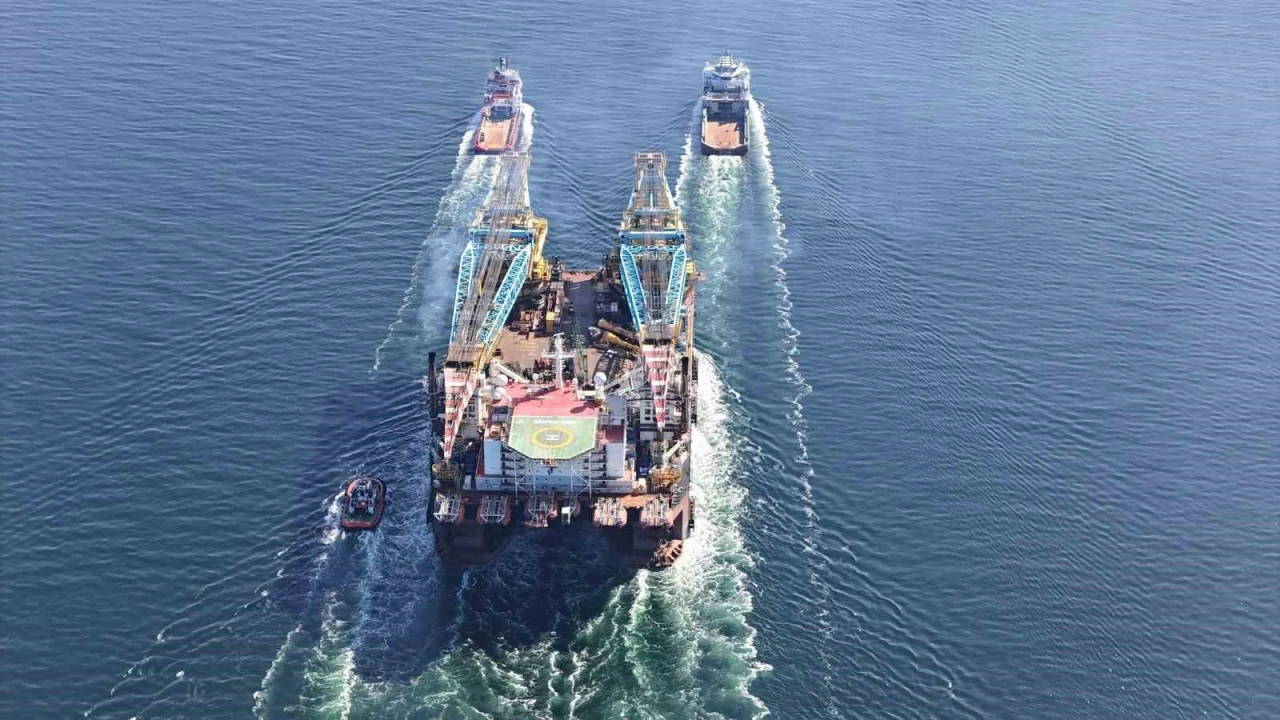 D&uuml;nyanın 3&rsquo;&uuml;nc&uuml; b&uuml;y&uuml;k ağır kaldırma vinci &Ccedil;anakkale Boğazı&rsquo;ndan ge&ccedil;ti
