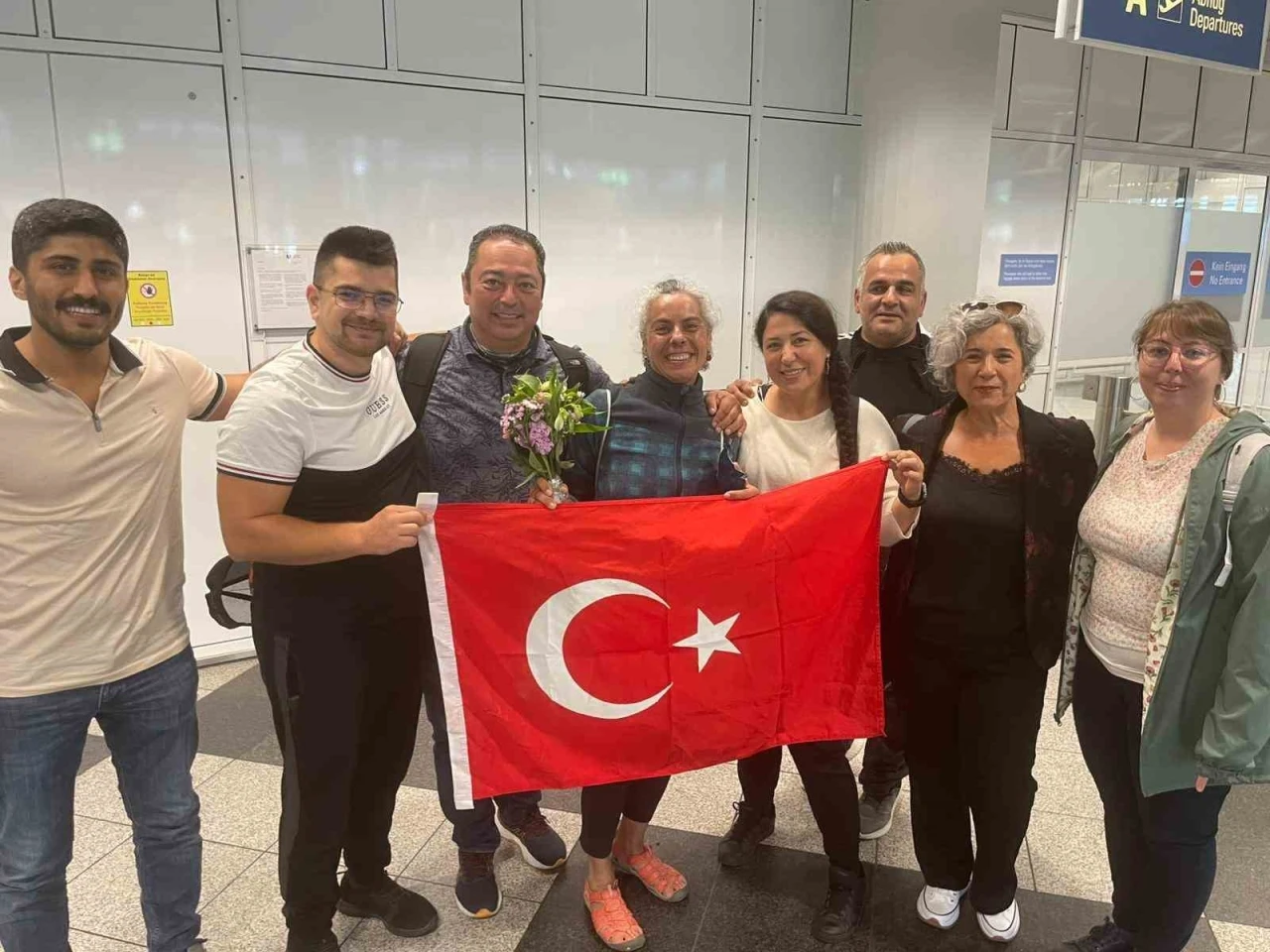 D&uuml;nyanın en y&uuml;ksek 2.dağına tırmanıp tarihe ge&ccedil;en T&uuml;rk kadın dağcı o anları anlattı
