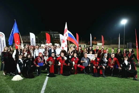 Dünyanın renkleri Tavas’ta buluştu
