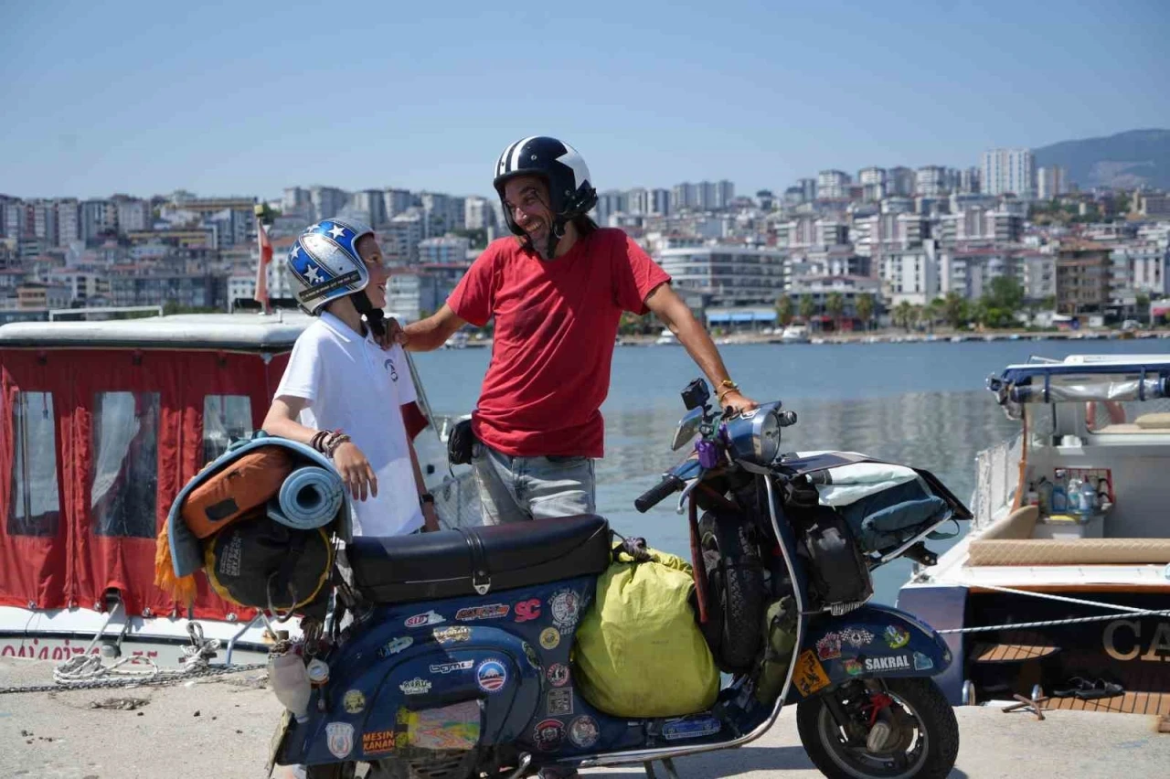 D&uuml;nyayı gezen İtalyan baba-oğul Samsun&rsquo;da sıcak ilgiyle karşılandı: "Hi&ccedil; unutmayacağız"
