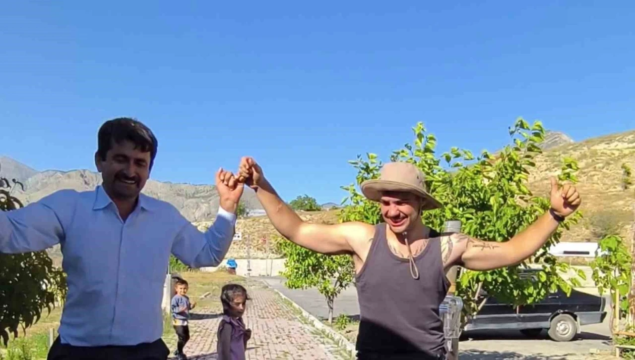 Dünyayı gezen Portekizli turist, Tortum Şelalesi’nde Erzurum havası oynadı
