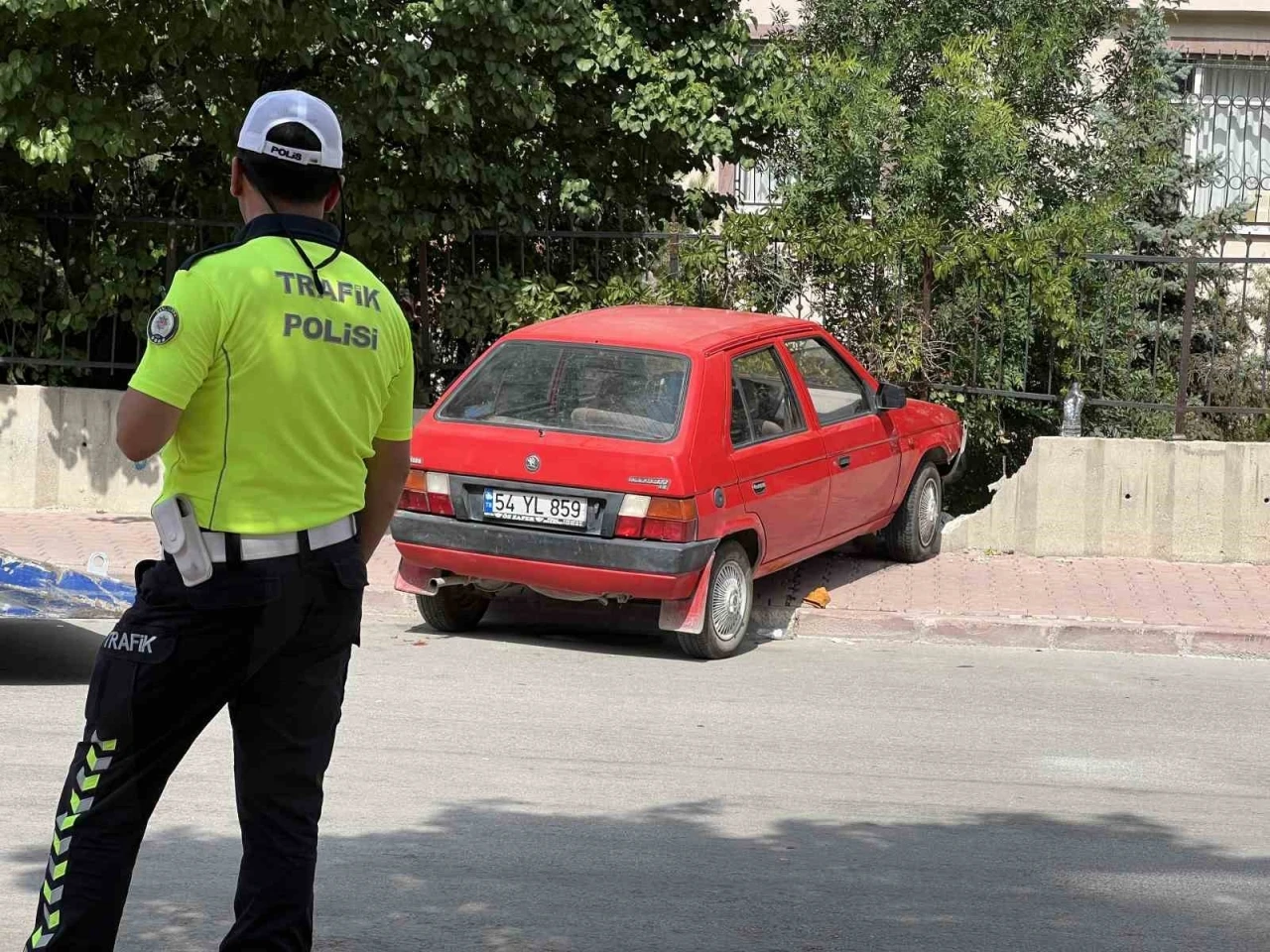Dur ihtarına uymadı önce polise ardından duvara çarptı
