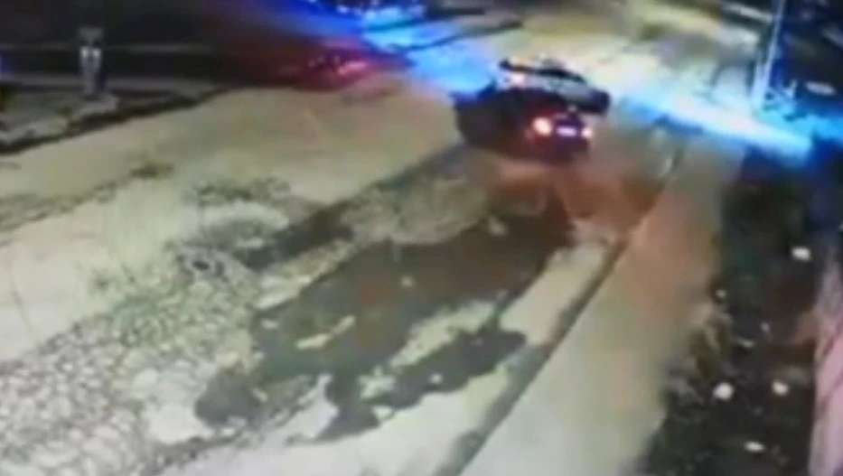 &rsquo;Dur&rsquo; ihtarına uymayan s&uuml;r&uuml;c&uuml; polis aracına &ccedil;arptı, 2&rsquo;si polis 3 yaralı: S&uuml;r&uuml;c&uuml; tutuklandı
