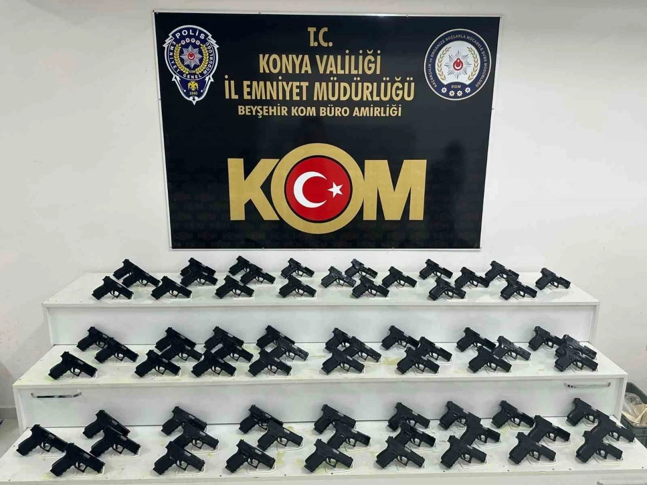 Durdurulan ara&ccedil;ta 70 adet ka&ccedil;ak tabanca bulundu
