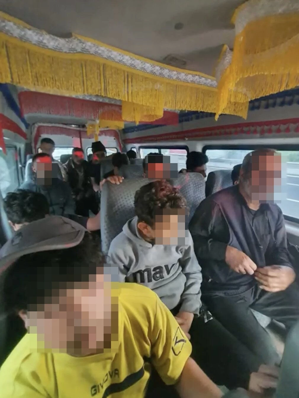Durdurulan ara&ccedil;tan 15 d&uuml;zensiz g&ouml;&ccedil;men &ccedil;ıktı: S&uuml;r&uuml;c&uuml; cezaevine g&ouml;nderildi
