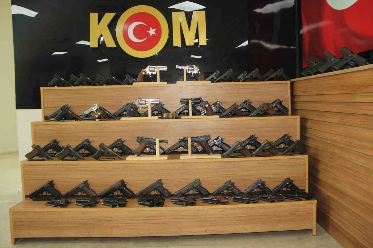 Durdurulan araçtan 65 ruhsatsız tabanca çıktı: Aralarında İkinci Dünya Savaşı’nda kullanılan silahlar da bulunuyor