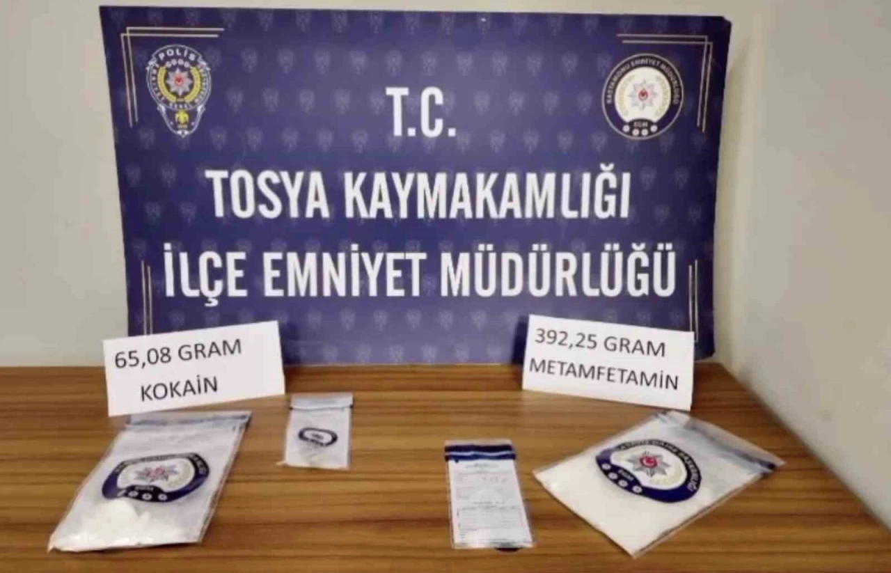 Durdurulan ara&ccedil;tan uyuşturucu &ccedil;ıktı: 2 tutuklama
