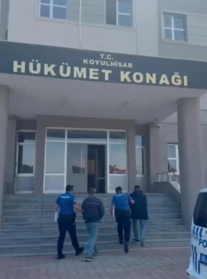 Durdurulan iki tırda 27 d&uuml;zensiz g&ouml;&ccedil;men yakalandı
