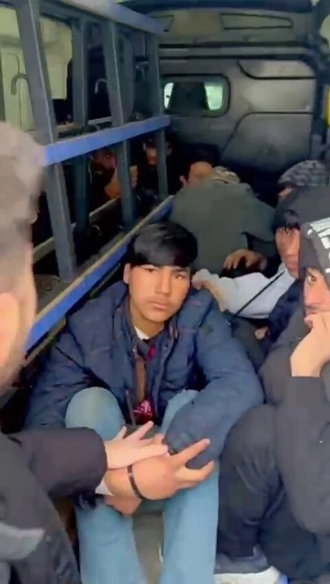 Durdurulan minib&uuml;ste 20 d&uuml;zensiz g&ouml;&ccedil;men yakalandı: 2 tutuklama
