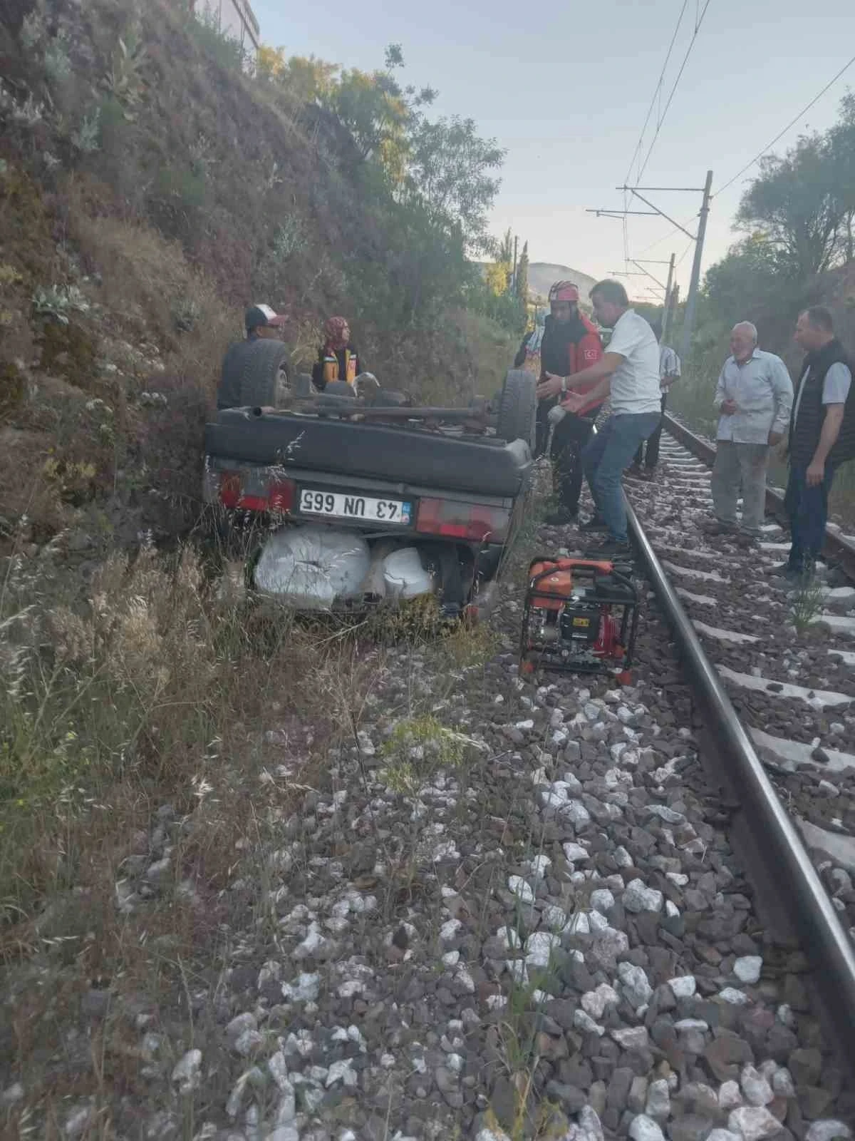 Dursunbey’de otomobil şarampolden tren yoluna uçtu
