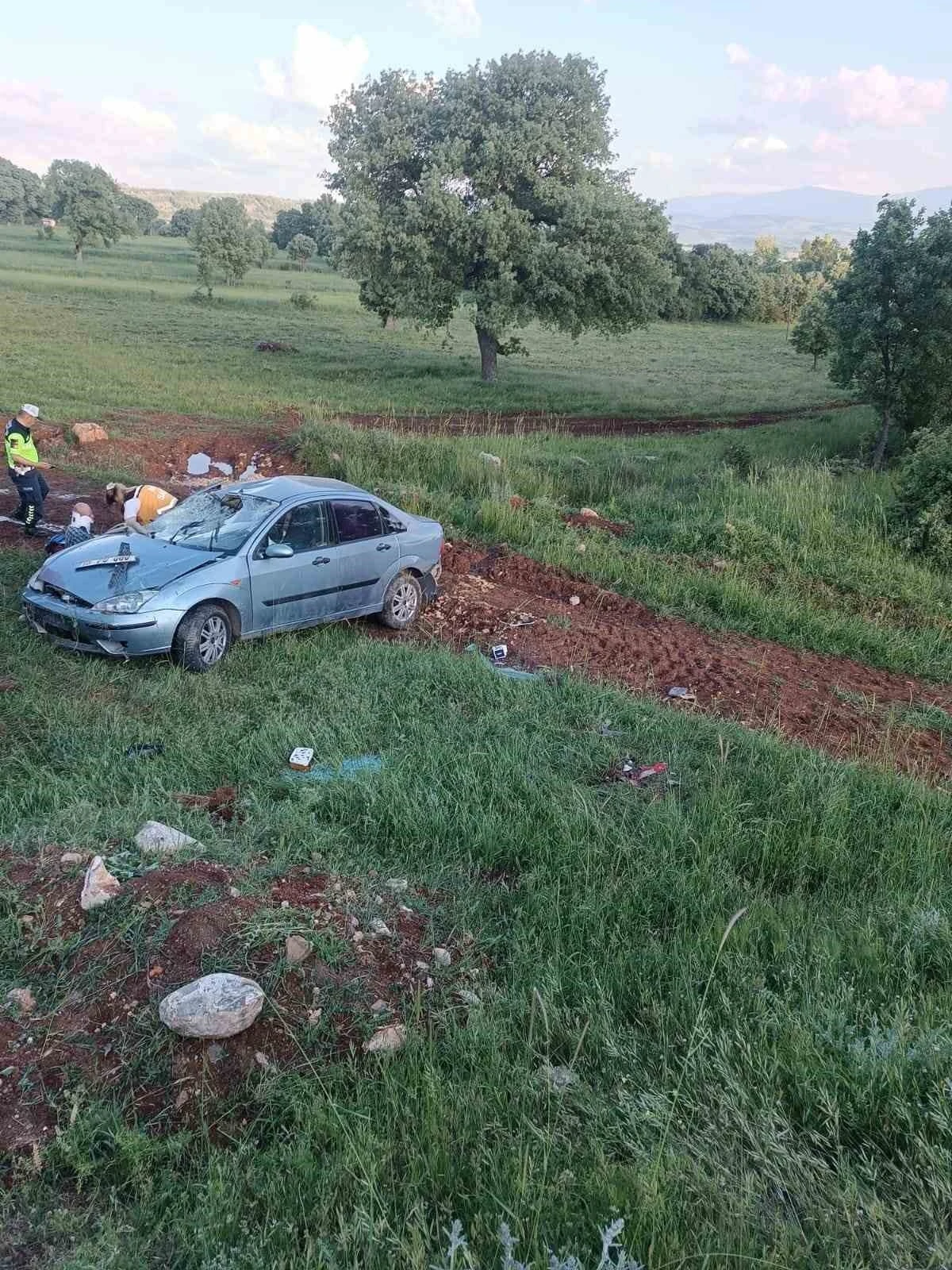 Dursunbey’de otomobil şarampole uçtu; 3 yaralı
