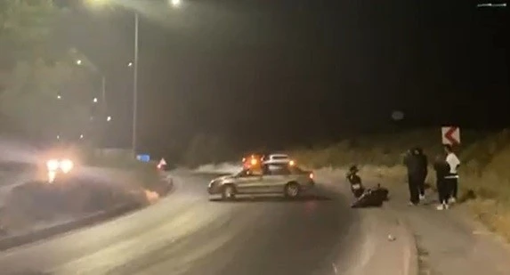 D&uuml;şt&uuml;ğ&uuml; ıslak yolu kayda alırken, kadrajına başka bir kaza girdi
