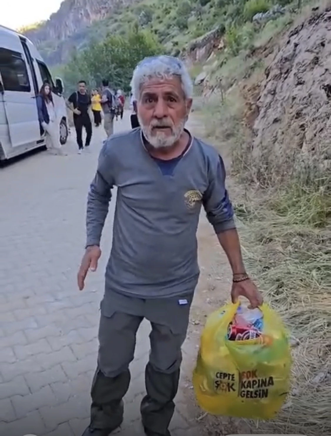 Duyarlı vatandaş piknik alanındaki &ccedil;&ouml;pleri elleriyle topladı
