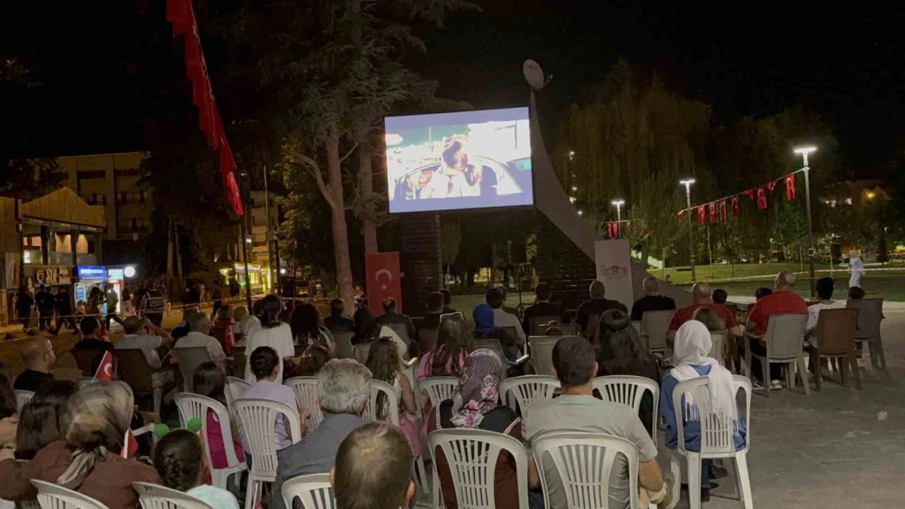Duygu yüklü film açık havada izlendi
