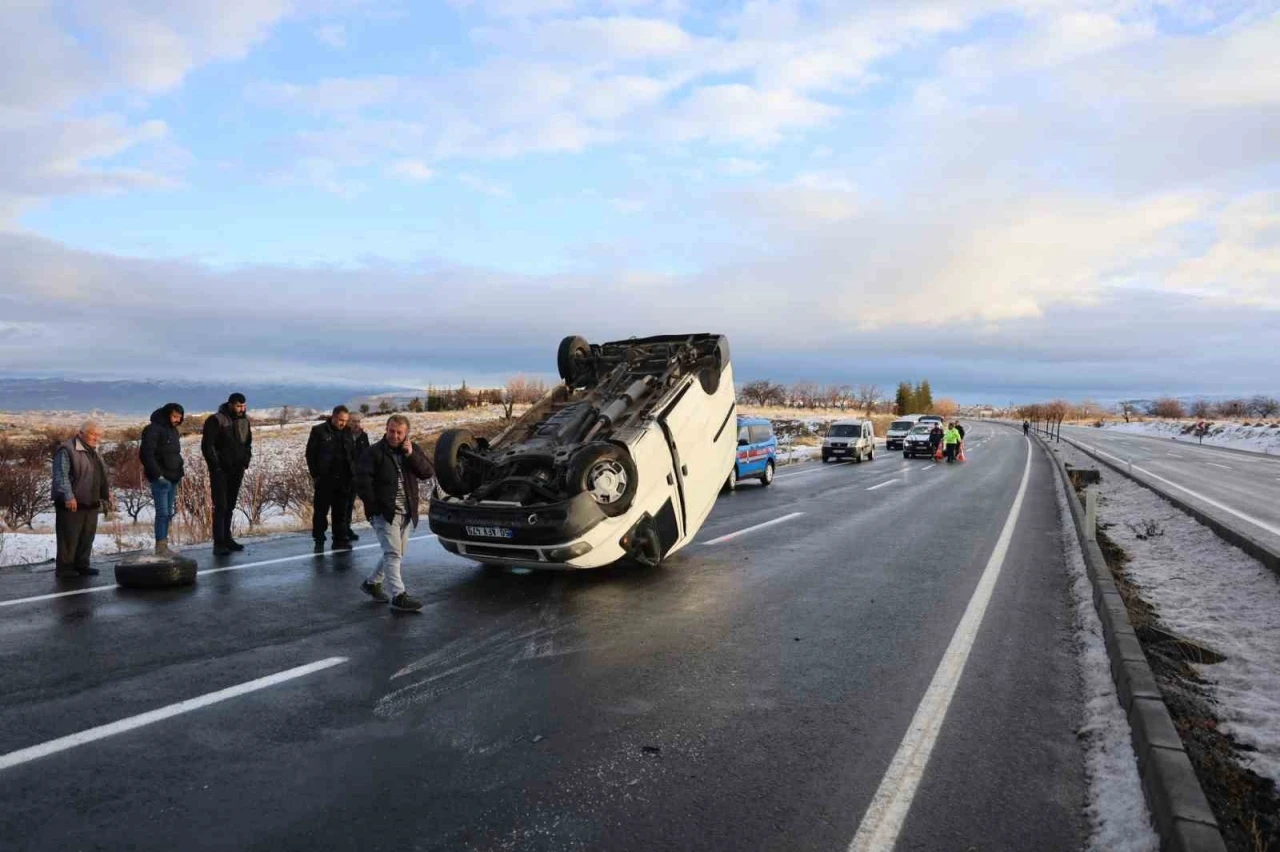 D&uuml;z yolda kontrolden &ccedil;ıktı, takla atarak durabildi: 1 yaralı
