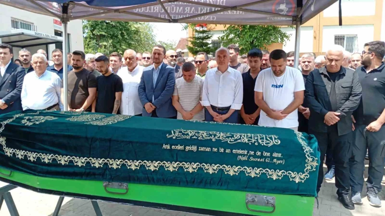 D&uuml;zce Belediye Başkanı &Ouml;zl&uuml;&rsquo;n&uuml;n şof&ouml;r&uuml; son yolculuğuna uğurlandı
