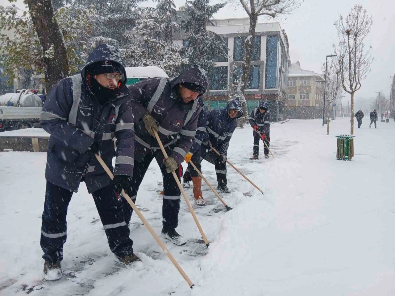 D&uuml;zce Belediyesi karla m&uuml;cadeleyi aralıksız s&uuml;rd&uuml;r&uuml;yor
