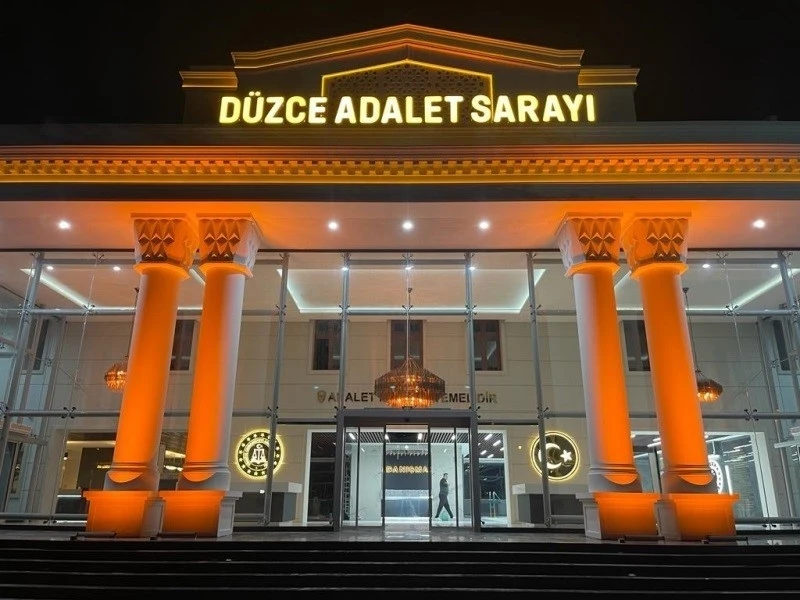 D&uuml;zce&rsquo;de 8 d&uuml;zensiz g&ouml;&ccedil;men yakalandı, 1 organizat&ouml;r tutuklandı
