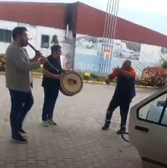 D&uuml;zce&rsquo;de akaryakıt istasyonunda renkli g&ouml;r&uuml;nt&uuml;ler: Klarnet&ccedil;i ve davulcu &ccedil;aldı, pompacı oynadı

