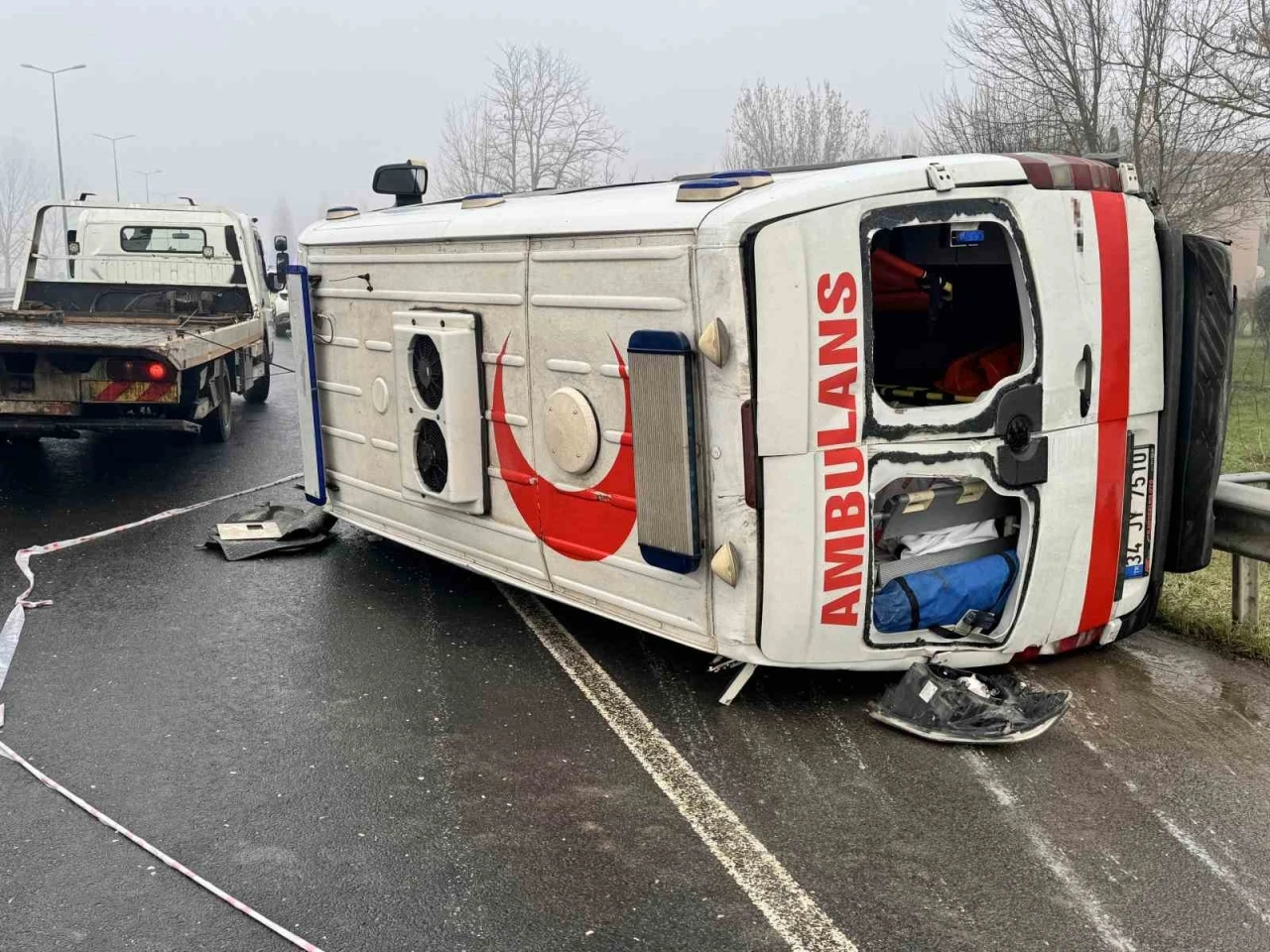 D&uuml;zce&rsquo;de ambulans devrildi: 2 yaralı
